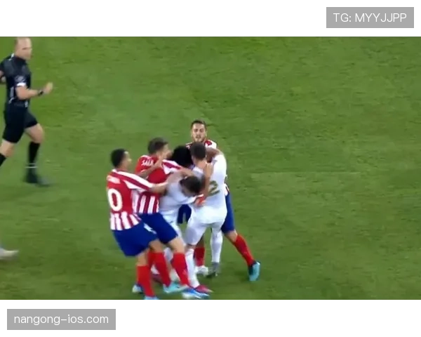 多名球员冲突时足球判罚规则如何界定责任归属？