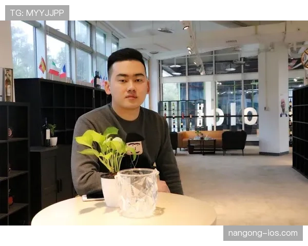 张楠穿运动鞋配西装就像明星随时开秀，那身价到底是裤兜里藏着黄金？